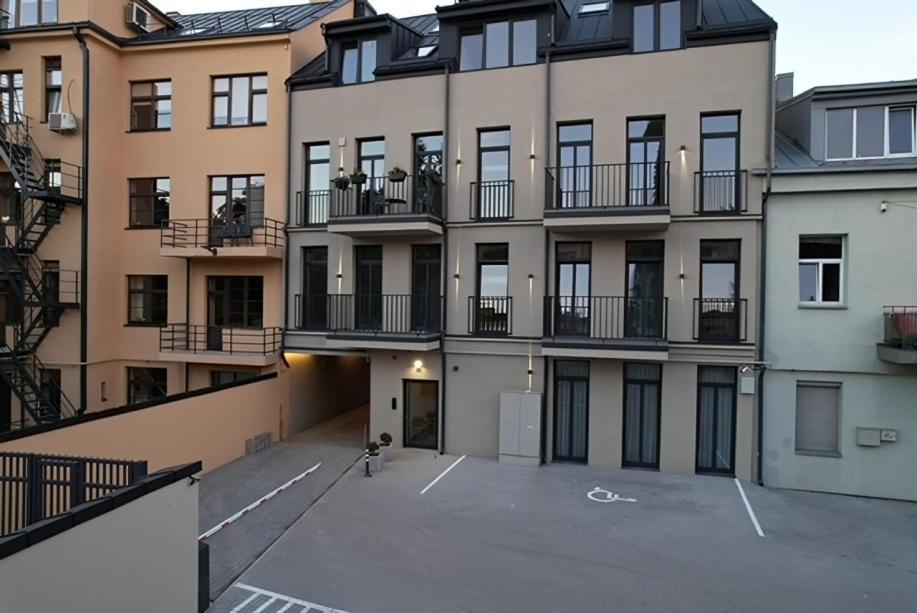 Old Town - Bajor Studios - Self Check-In And Parking Kaunas Bagian luar foto